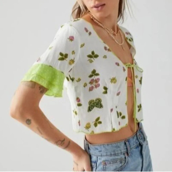 Urban Outfitters Nene Printed Tie Front Strawberry Short Sleeve Top Butterfly - Picture 8 of 8